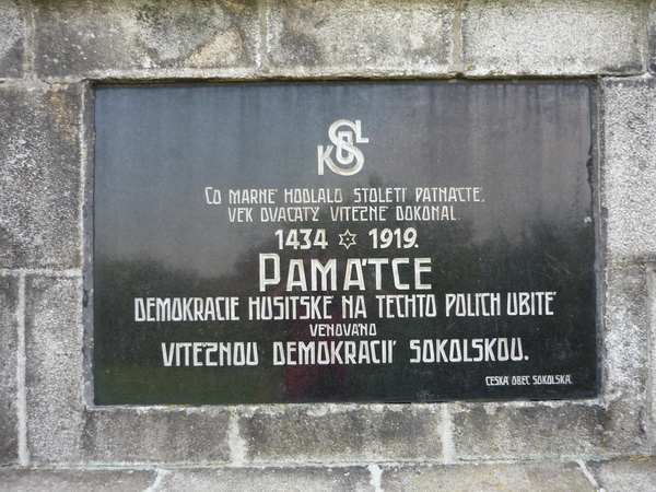 Co marně hodlalo století patnácté, vět dvacátý vítězně dokonal. 1434 - 1919 Památce demokracie husitské na těchto polích ubité věnováno vítěznou demokracií sokolskou. (Česká obec sokolská)