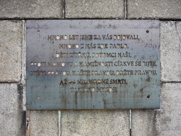 Mnoho let jsme za vás bojovali, mnoho nás zde padlo, děti zítřků, potomci naši, proti mamonu a hamižnosti církve se bijte, ctěte pravdu, kažte pravdu, držte pravdu, až do milosrdné smrti, tak jako my zde.