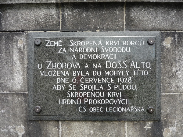 Země skropená krví borců za národní svobodu a demokracii u Zborova a DoSS´ Alto, vložena byla do mohyly této dne 6. července 1928 spolu s půdou, skropenou krví hrdinů Prokopových. (Čs. obec legionářská)